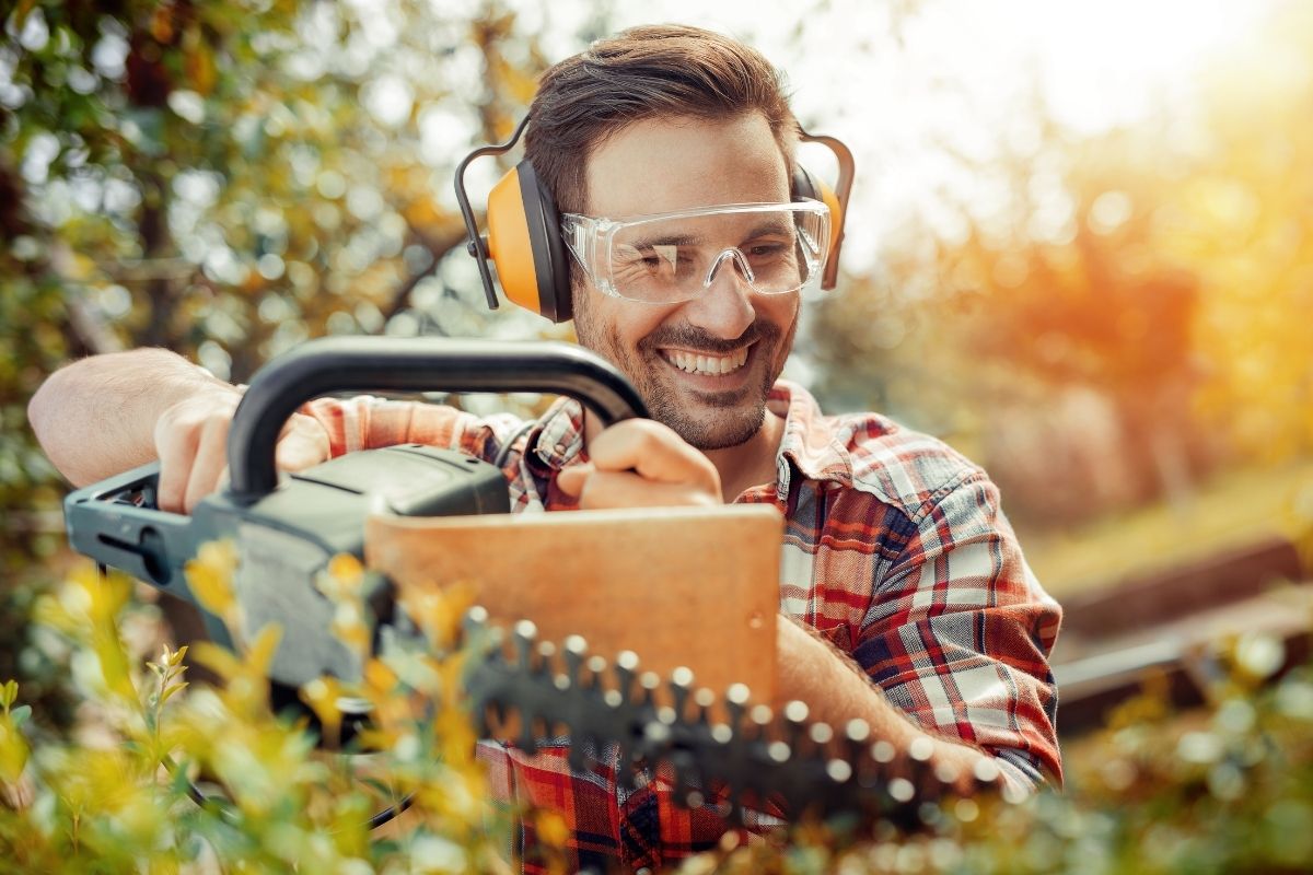 How To Use Cordless Hedge Trimmer (1) How To Use Cordless Hedge Trimmer (1)